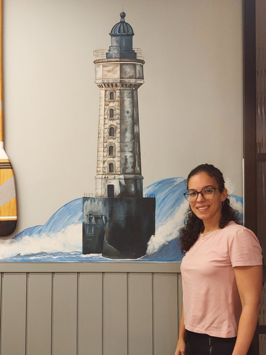 Janaína Garrot trabalhando em um mural